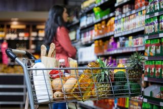 Konkurence zafungovala, supermarkety v Německu zlevňují o sto šest. A v Česku? Nic - Novinky